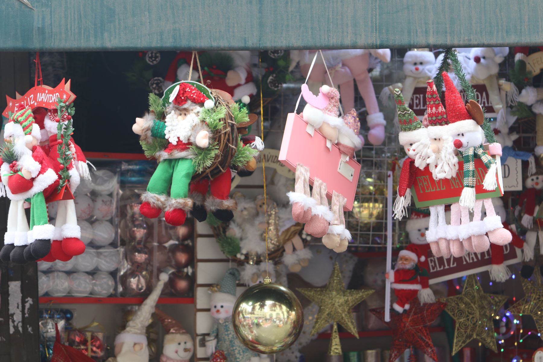 Campaña de ventas navideñas 2023, centros comerciales de Gamarra y Mesa Redonda lucen con gran afluencia de público en la primera semana de diciembre.
FOTO:ANDINA/Hector Vinces.