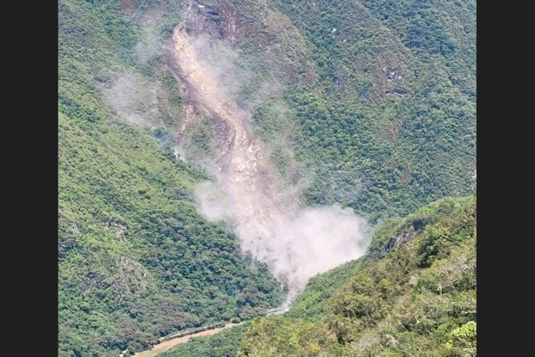 El deslizamiento ocurrió frente a la llaqta Inca, sector Inkarakay, y está separada del río Vilcanota o Urubamba.