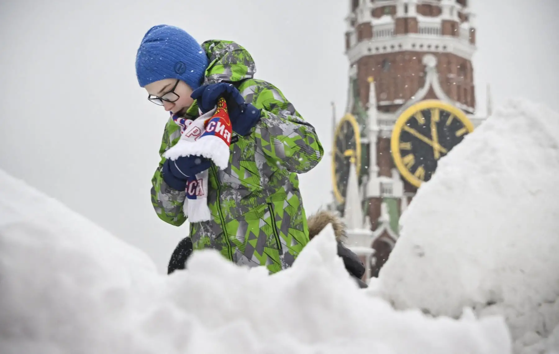 Un niño juega en la cima de una colina nevada en la Plaza Roja frente a la torre Spasskaya del Kremlin después de una fuerte nevada en Moscú
Foto: AFP