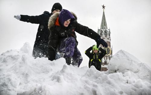 Moscú vive la mayor nevada en casi 150 años