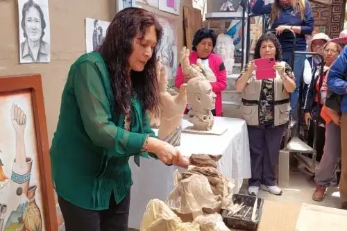 La artista plástica María Soledad Cerrón Tineo está abocada a la cerámica escultórica (técnica del modelado) y aprovecha los recursos naturales del valle del Mantaro. Foto: ANDINA/Cortesía Pedro Tinoco