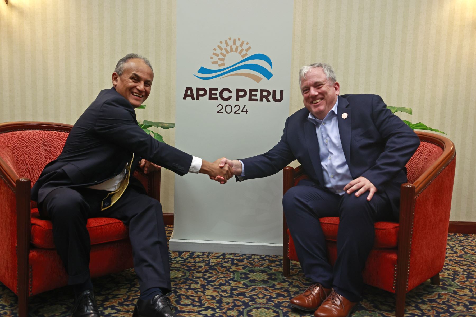 Ministro Renato Reyes Tagle, alto funcionario del Perú ante APEC; y el embajador Matt Murray, alto funcionario de EE.UU. ante APEC.ANDINA/Vidal Tarqui