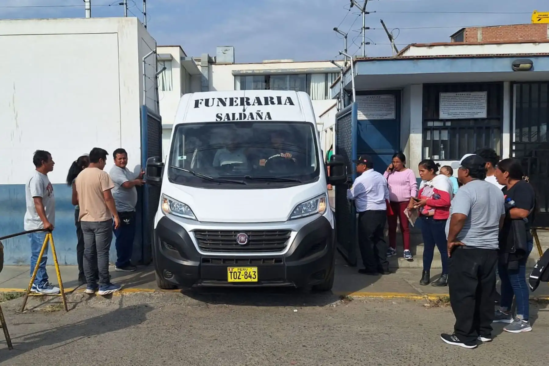Deudos llegaron a la División de Medicina Legal II del Ministerio Público en la región La Libertad. Foto: ANDINA/Cortesía Luis Puell