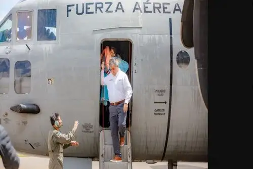 El titular del MTC y el viceministro de Prestaciones y Aseguramiento en Salud, Ciro Mestas Valero, trasladaron hoy desde Lima hacia el aeródromo de Andahuaylas a una madre y su hijo recién nacido, quien recibió previamente atención en el Hospital Dos de Mayo.