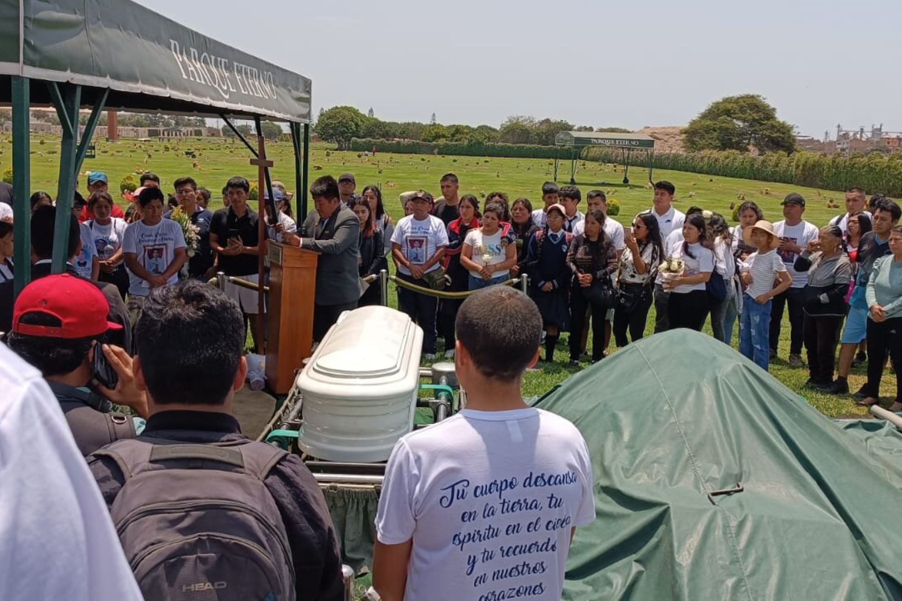 Los restos mortales de Alexánder Casas Chiza, una de las víctimas del ataque contra la minera Poderosa, fueron sepultados hoy. Foto: ANDINA/Difusión