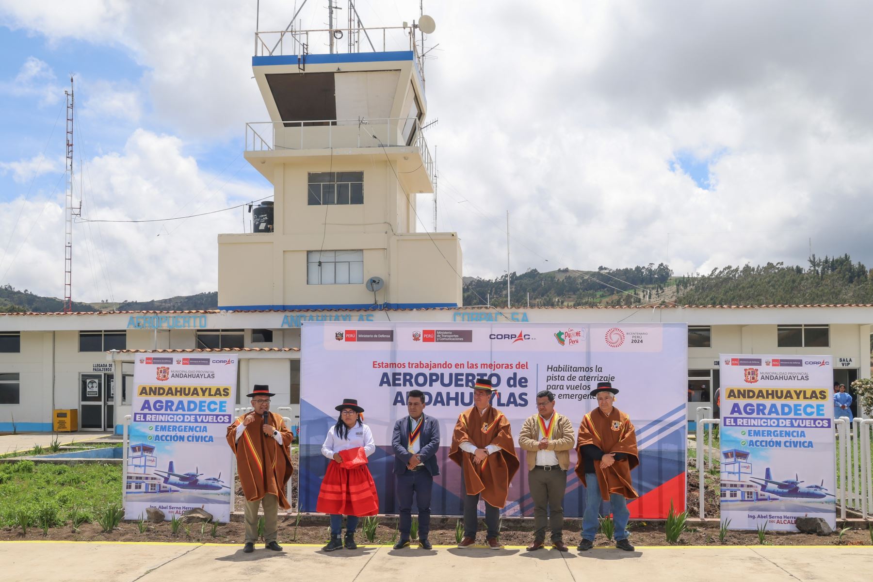 Andahuaylas. El ministro Raúl Pérez Reyes participó en el reinicio de vuelos de emergencia en el Aeropuerto José María Arguedas de Andahuaylas. Foto:ANDINA/MTC