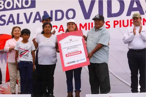 En una ceremonia protocolar se entregaron 2,020 títulos de propiedad a beneficiarios de la región Piura. Foto: ANDINA/Cofopri