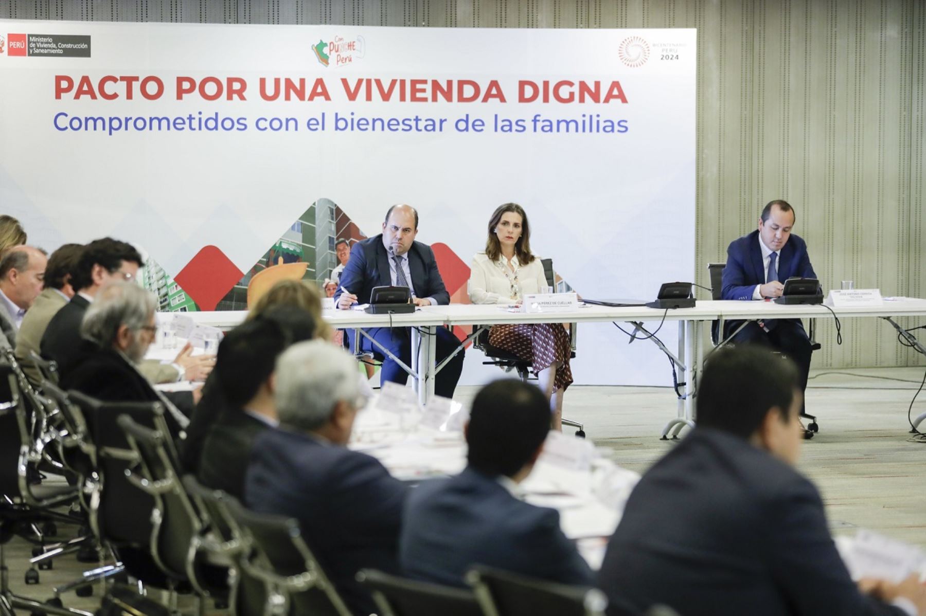 Ministra de Vivienda, Construcción y Saneamiento, Hania Pérez de Cuéllar, participó en la firma del "Pacto por una Vivienda Digna". Foto: Cortesía.