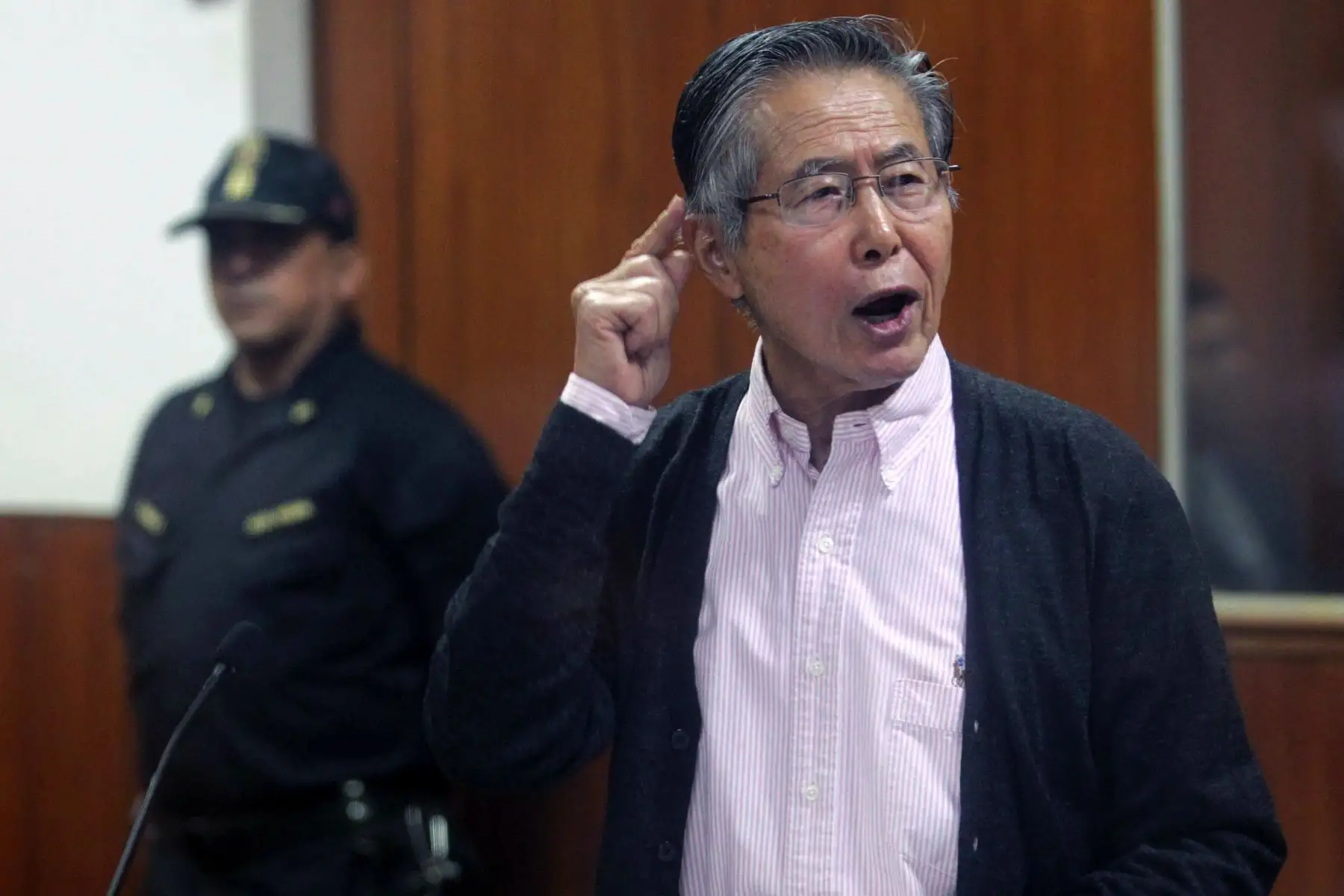 Fotografía de archivo fechada el 15 de mayo del 2016 que muestra al expresidente peruano Alberto Fujimori durante una audiencia en Lima (Perú). El Tribunal Constitucional de Perú ordenó este martes poner en libertad a Alberto Fujimori.
Foto: EFE