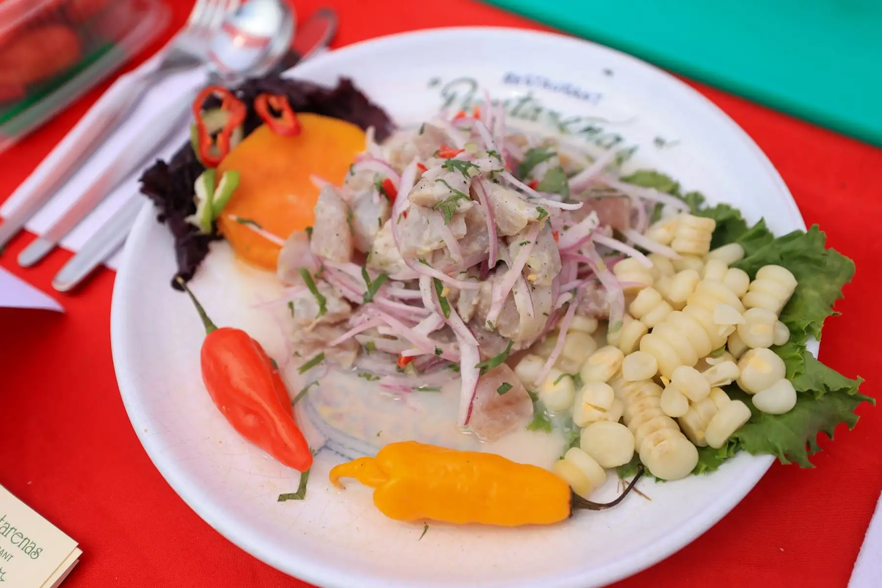 El ceviche es un plato tradicional de Perúl preparado con pescado crudo marinado en limón. Foto: ANDINA/Prensa Presidencia