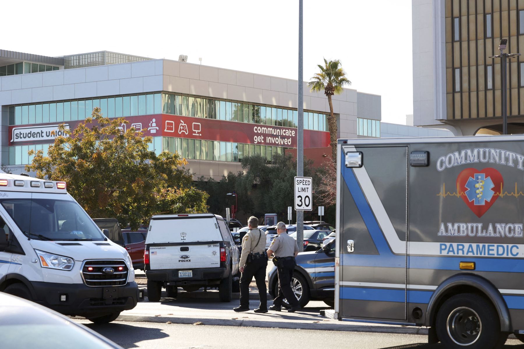 Los equipos de emergencia y las fuerzas del orden responden a un tiroteo en el campus de la Universidad de Nevada. Foto:_AFP