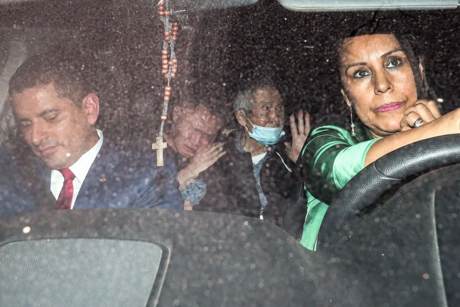 El expresidente peruano Alberto Fujimori, sale del penal luego de ser puesto en libertad en cumplimiento de una orden del Tribunal Constitucional.
Foto: EFE