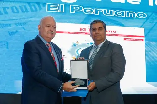 Periodista de la sección Economía del Diario Oficial El Peruano y la Agencia Andina, Miguel De la Vega Polanco, recibe reconocimiento del premio anual al periodismo "Ramón Remolina Serrano".ANDINA/Daniel Bracamonte