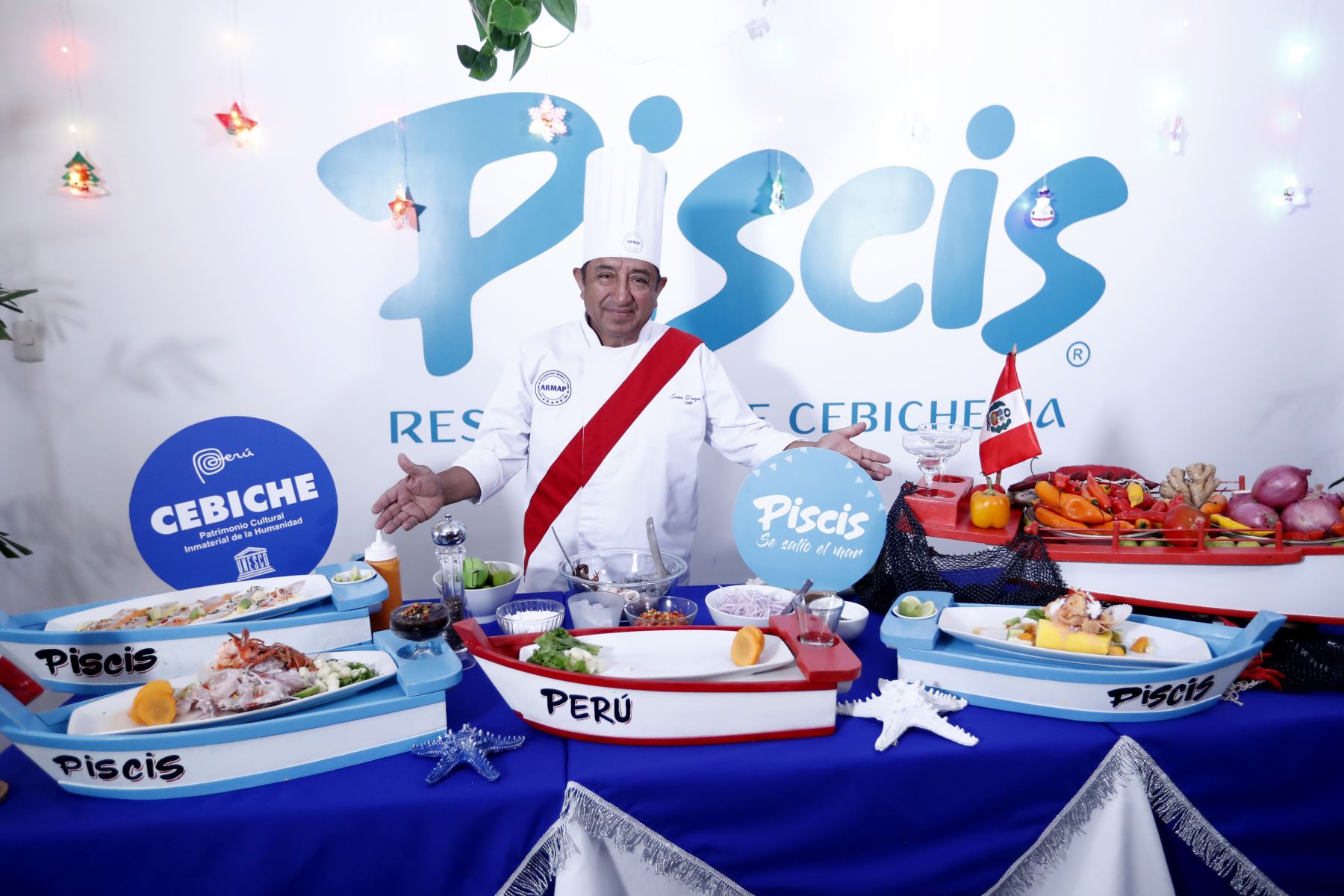 Javier Vargas, chef del restaurante Piscis, presenta ante la prensa nacional diversas preparaciones del cebiche durante el lanzamiento de la Gran Cebichada Chalaca que se realizará el viernes 15 de diciembre. Foto: ANDINA/Daniel Bracamonte