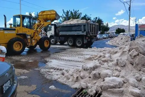 Autoridades ejecutaron limpieza en zonas de Puno afectadas por el fuerte granizo y lluvias, sobre todo en el centro histórico.