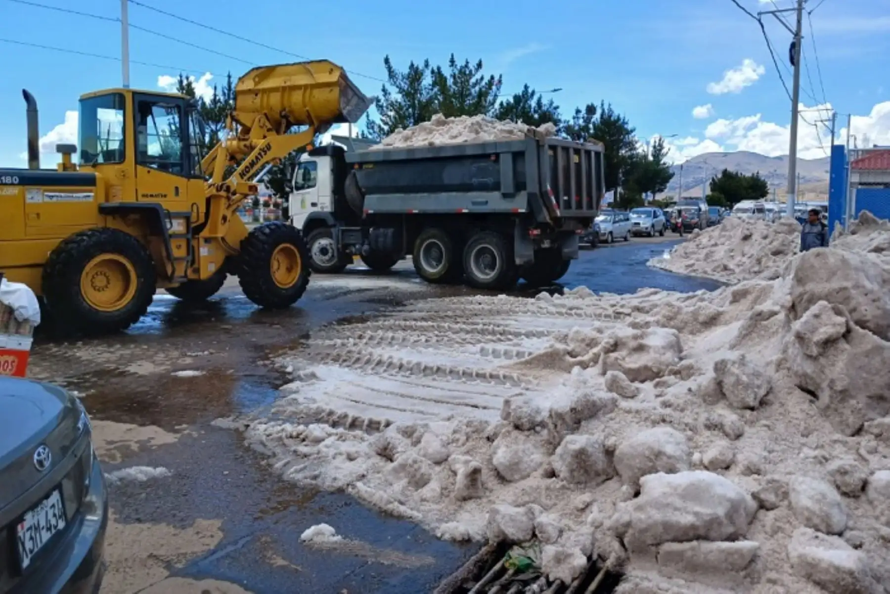 Autoridades ejecutaron limpieza en zonas de Puno afectadas por el fuerte granizo y lluvias, sobre todo en el centro histórico.