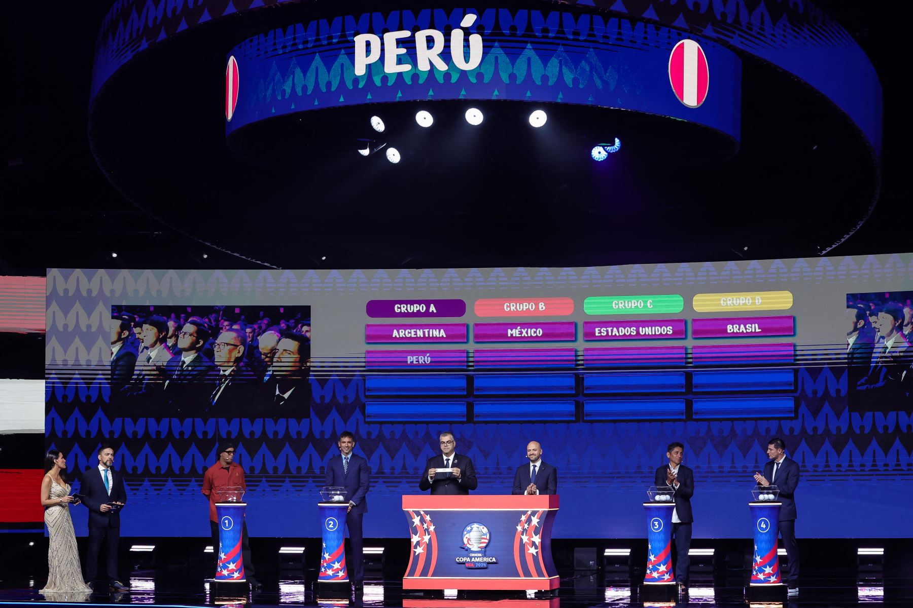 Fred Nantes, Director de Competiciones de CONMEBOL, sostiene el slip peruano durante el sorteo oficial de la CONMEBOL Copa América 2024 en el James L. Knight Center el 7 de diciembre de 2023 en Miami, Florida. Foto: ANDINA/ AFP