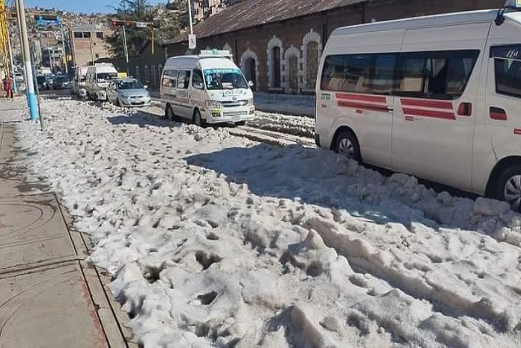 Autoridades ejecutaron limpieza en zonas de Puno afectadas por el fuerte granizo y lluvias, sobre todo en el centro histórico.