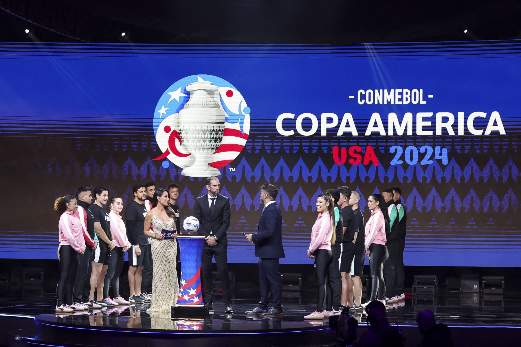 El exjugador uruguayo Diego Godin habla en el escenario durante el sorteo oficial de la CONMEBOL Copa América 2024 en el James L. Knight Center el 7 de diciembre de 2023 en Miami, Florida. Foto: ANDINA//AFP