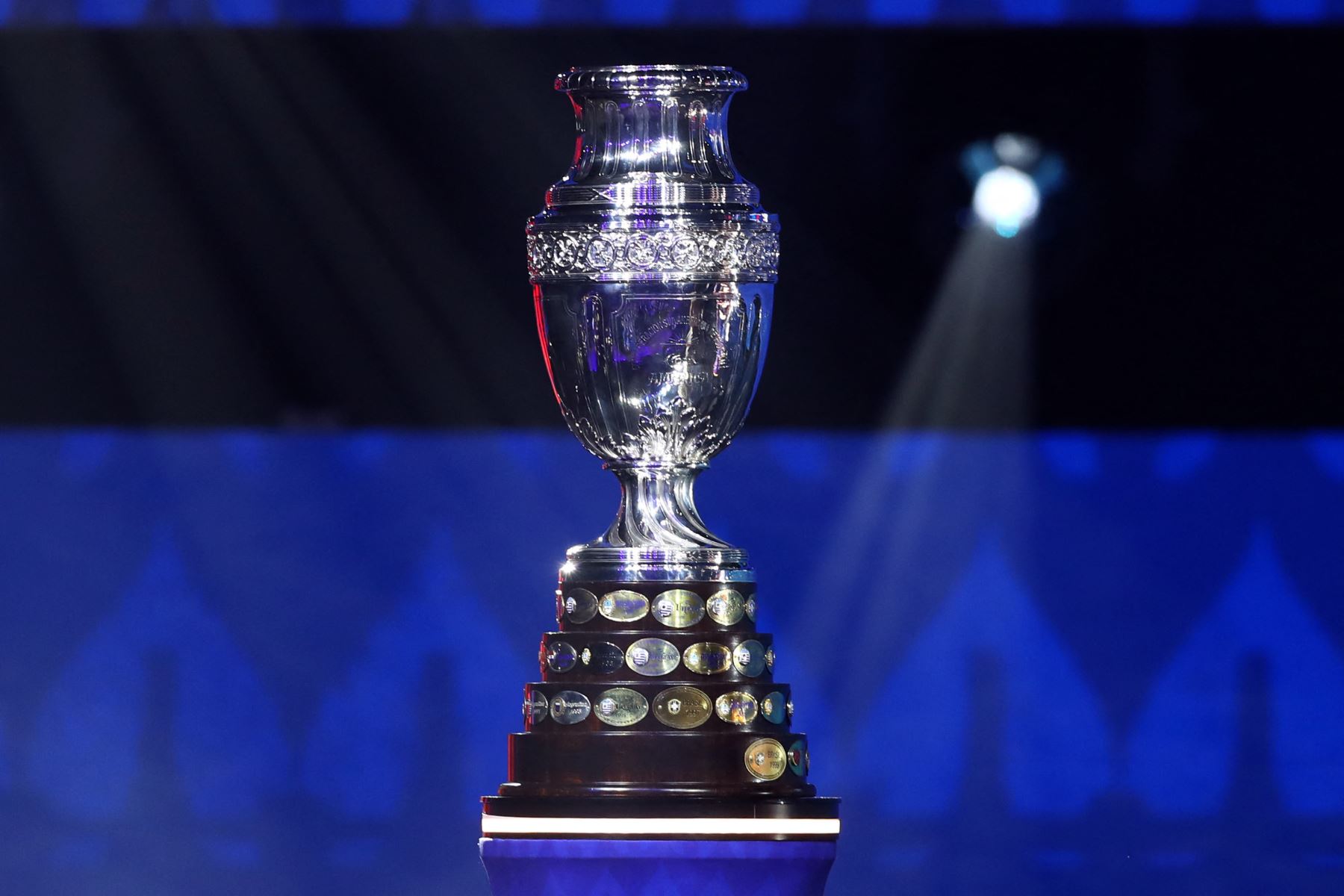 El trofeo de la Copa América se exhibe durante el sorteo oficial de la CONMEBOL Copa América 2024 en el James L. Knight Center el 7 de diciembre de 2023 en Miami, Florida. Foto: ANDINA/AFP