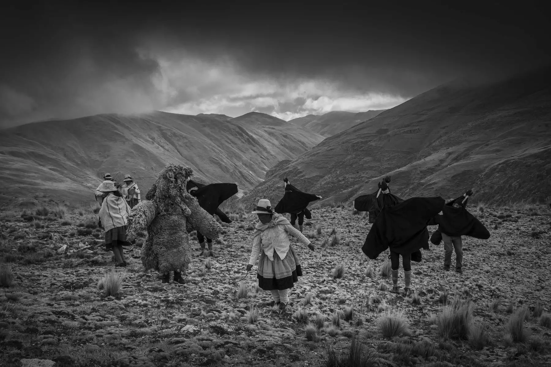 En un tributo visual a la identidad andina peruana, la ciudad de Concepción (Junín) se prepara para recibir la exposición fotográfica “Territorialidad Cultural y Espacial en los Andes", presentada por la Asociación de Fotógrafos HatunMayu, que agrupa a los fotógrafos peruanos, quienes prometen un viaje inmersivo para todos los espectadores. 
Foto: Cortesía HatunMayu
