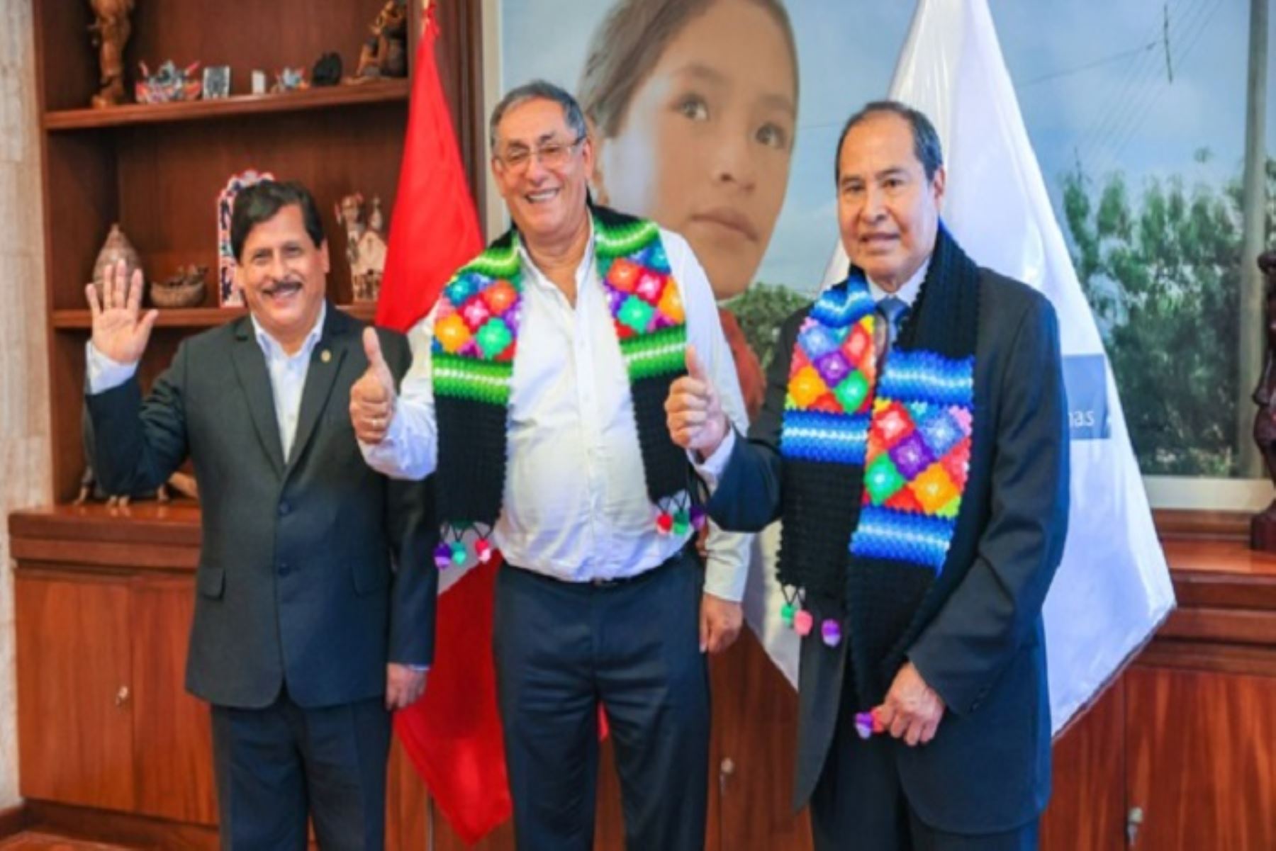 El ministro Oscar Vera Gargurevich y el gobernador Leoncio Huayllani firmaron un convenio para incentivar acciones que promuevan el acceso al gas natural en Huancavelica.