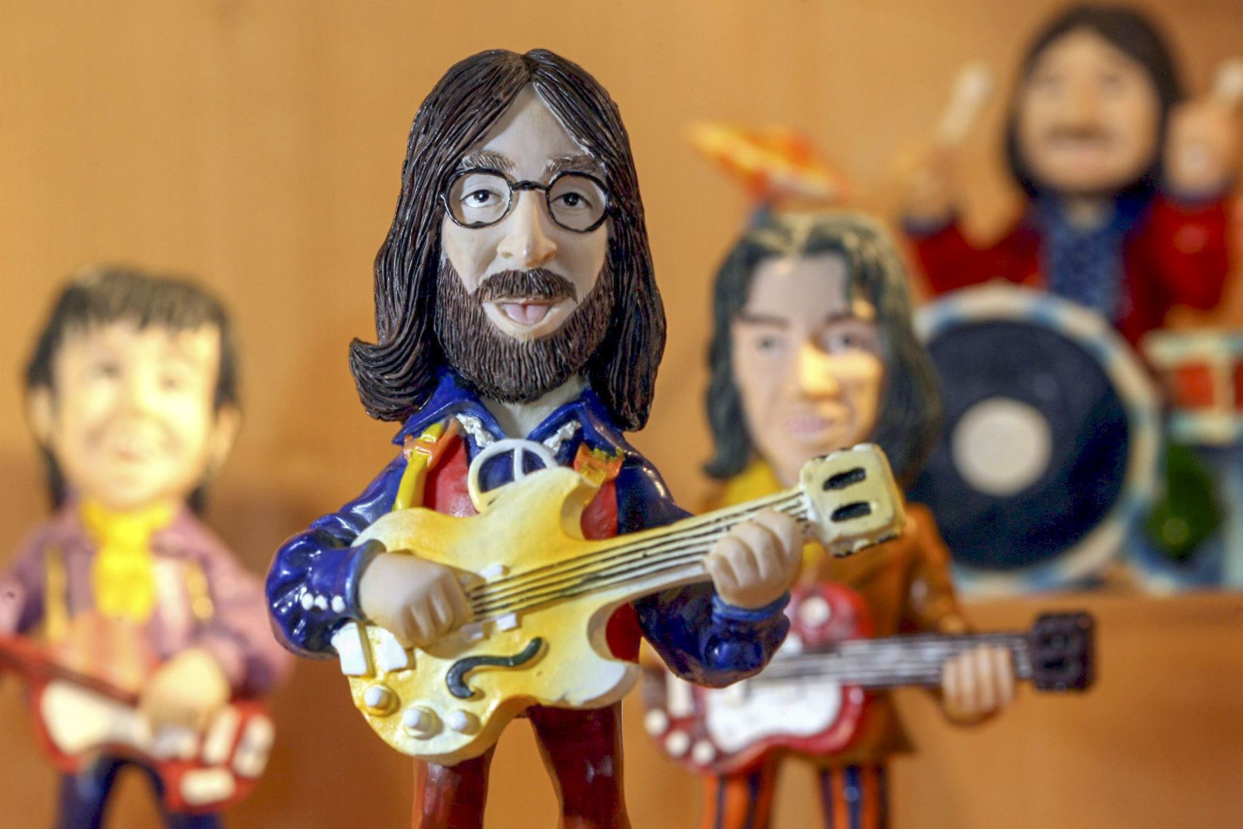 La figura de John Lennon, parte de una colección de figuras miniatura de los Beatles del fanático Juergen Moench, es una de las que se encuentran exhibidas en el museo de la ciudad de Eisenberg, Alemania. Cerca de 450 objetos de la colección de Moench sobre los Beatles, se encuentran en el museo hasta el 22 de enero 2006. 

Foto:EFE