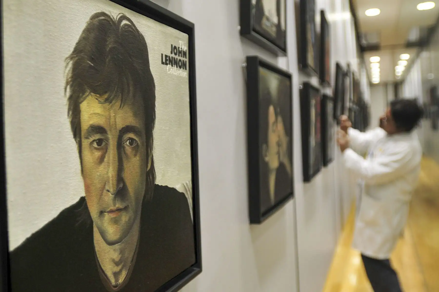 Detalle de una pintura del músico asesinado John Lennon  perteneciente a la exposición del pintor Antonio Luquin, que reproduce carátulas e imágenes relacionadas con la banda británica The Beatles.

Foto:EFE