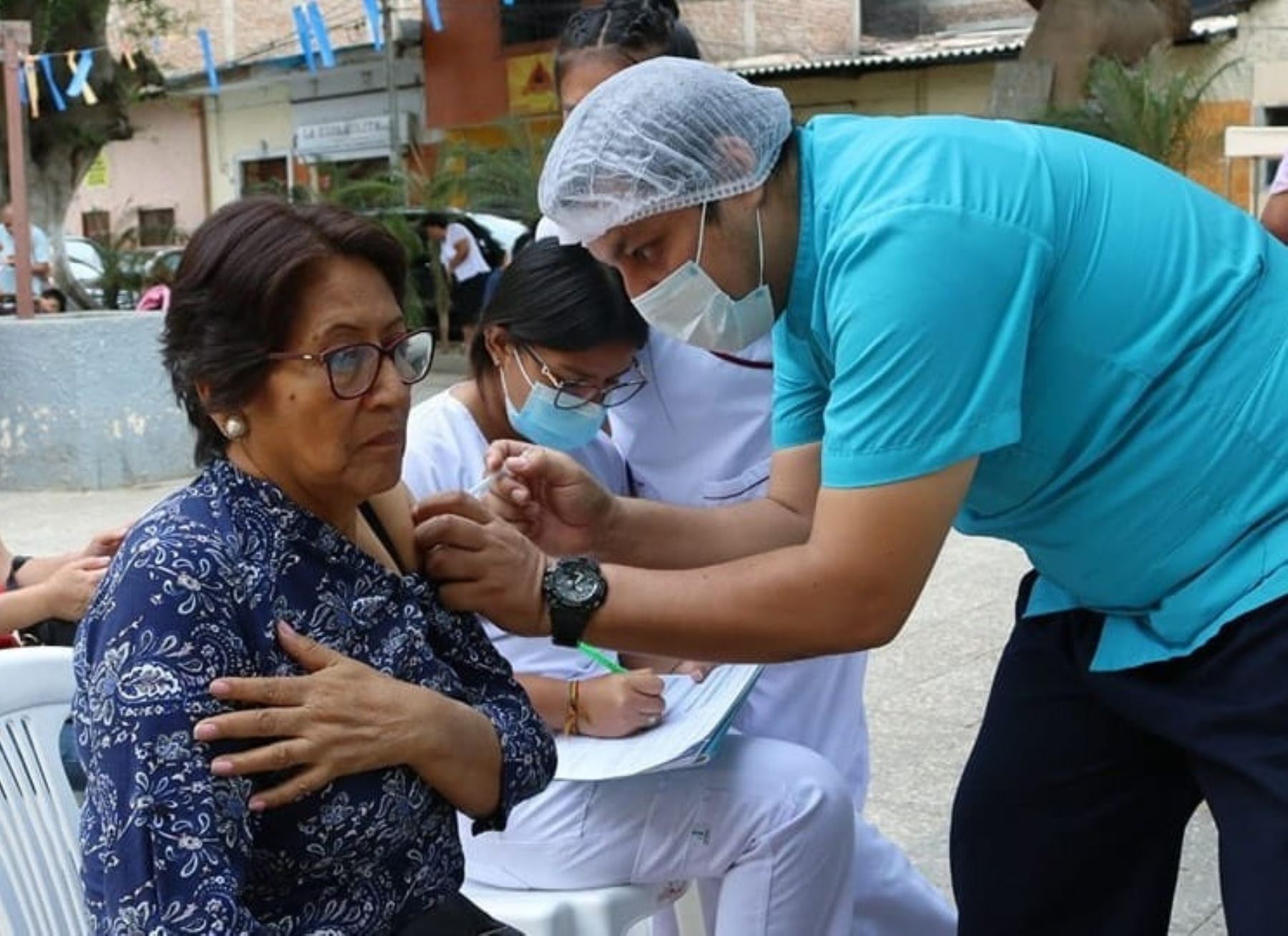 La mejor medida que uno pueda tomar para prevenir el covid-19 es ponerse la vacuna bivalente, hay suficientes en todo el Perú", dijo. Foto: ANDINA/Difusión