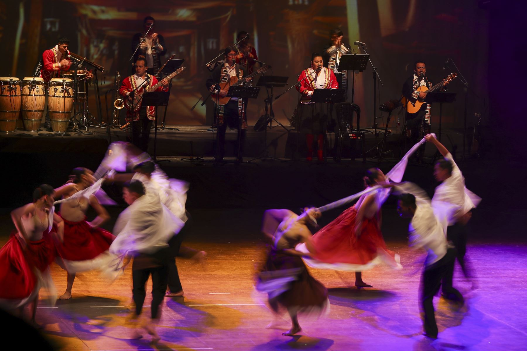 Fotografía de la presentación del elenco nacional de folclor de Perú con 