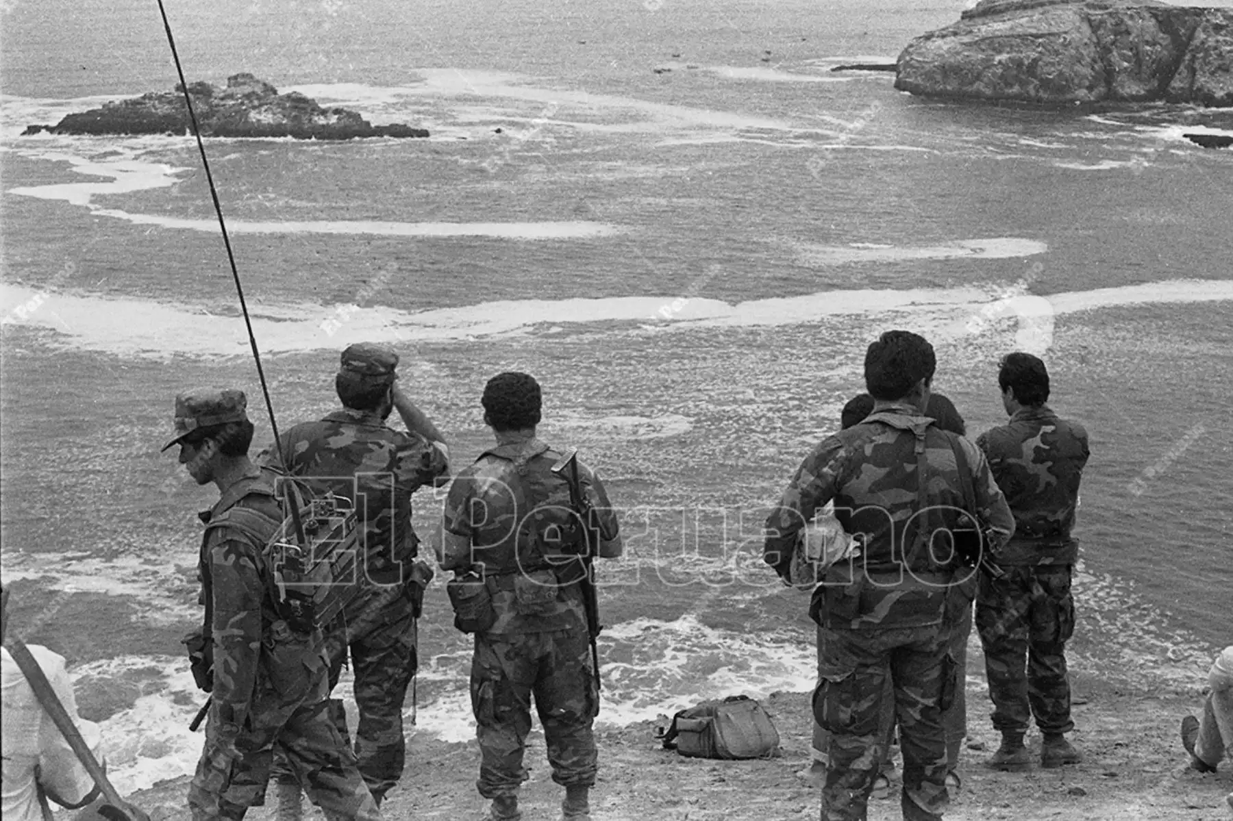 Callao - 9 diciembre 1987 / Efectivos de la Marina de Guerra del Perú inician las labores de rescate de las víctimas  del avión Fokker que trasladaba a los jugadores de Alianza Lima que cayó al mar de Ventanilla. Foto: Archivo Histórico de El Peruano / Máximo Miralles