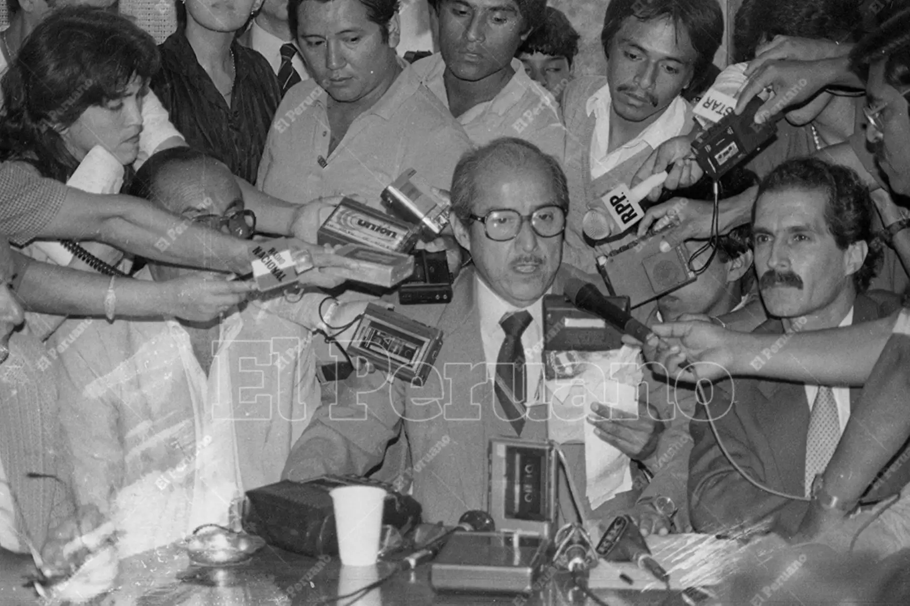 Lima - 9 diciembre 1987 / El presidente de Alianza Lima, Agustín Merino Tapia, declara a la prensa luego de conocerse el fatídico accidente aéreo en el que desapareció el plantel principal del cuadro íntimo. Foto: Archivo Histórico de El Peruano / Alejandro Aguirre