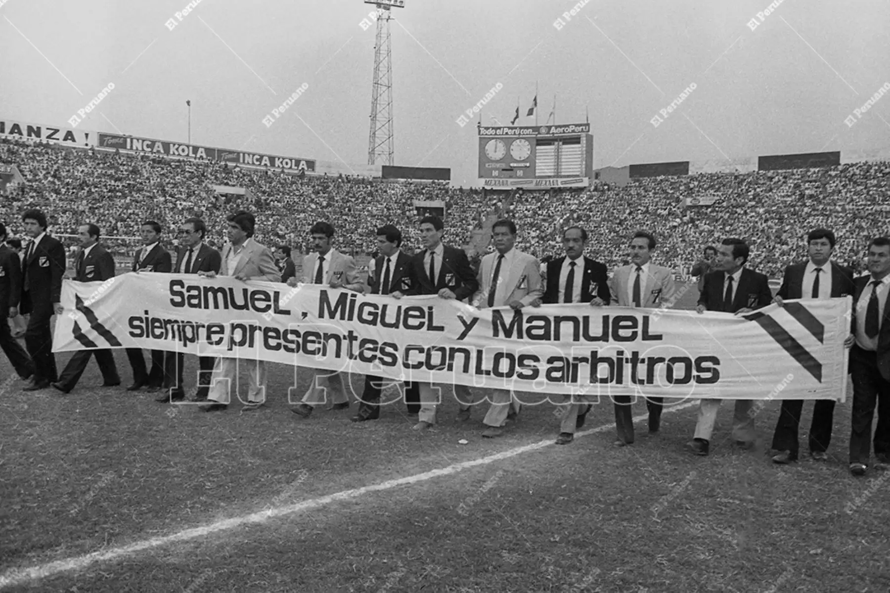 Lima - 17 diciembre 1987 / Antes del partido benéfico entre Alianza Lima e Independiente se rindió homenaje a los árbitros Samuel Alarcón y Manuel Alarcón víctimas del fatídico avión Fokker F-27 que trasladaba al plantel aliancista y que cayó al mar de Ventanilla. Foto: Archivo Histórico de El Peruano