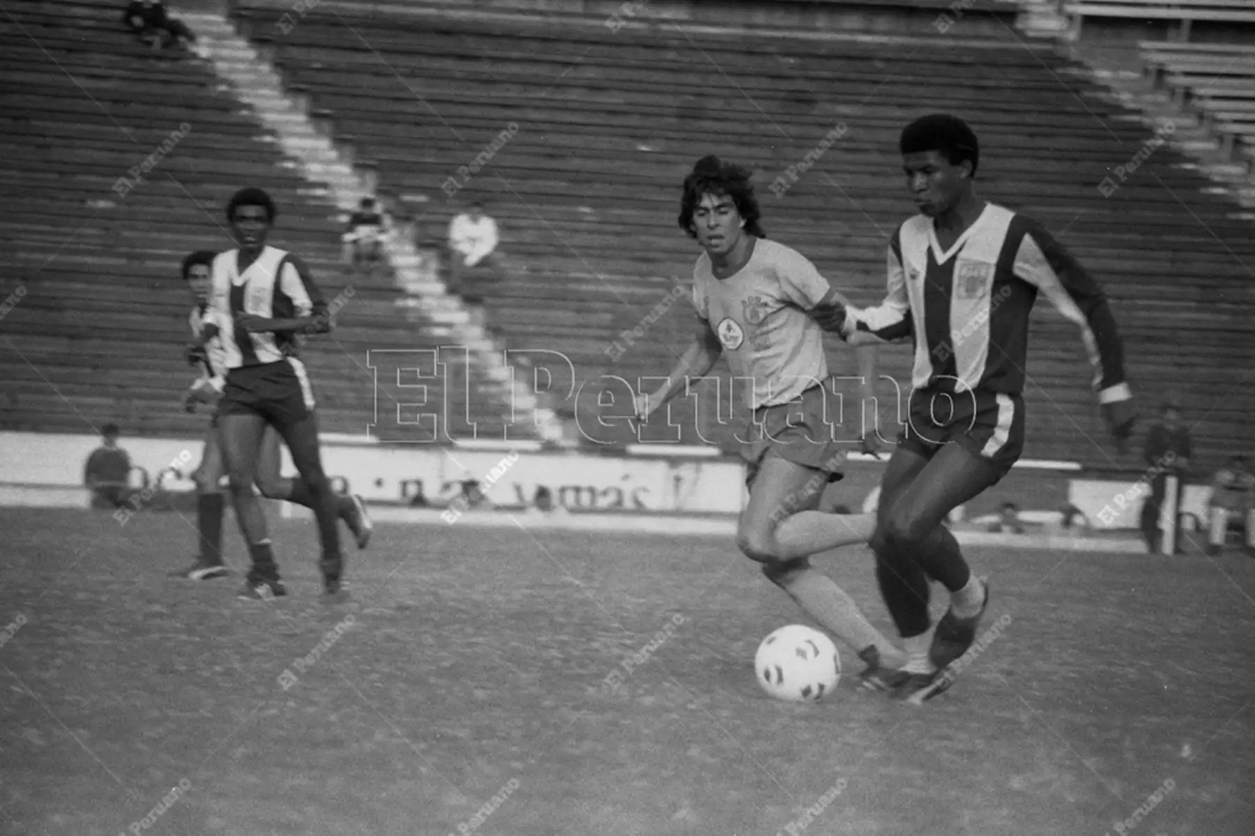 Lima - 15 julio 1987 / El delantero Luis Escobar supera a sus marcadores en el partido entre Alianza Lima y San Agustín  por el torneo descentralizado. Foto: Archivo Histórico de El Peruano / Víctor Palomino