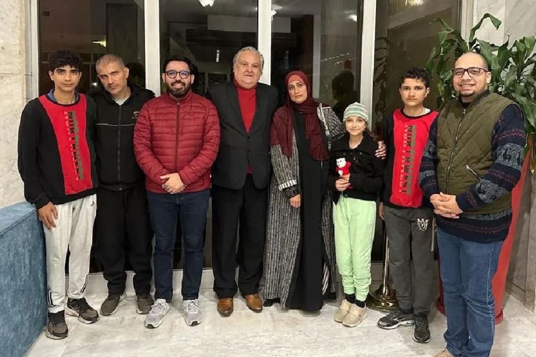 Feker Al Alabi junto a su familia y el embajador del Perú en Egipto. ANDINA/Difusión