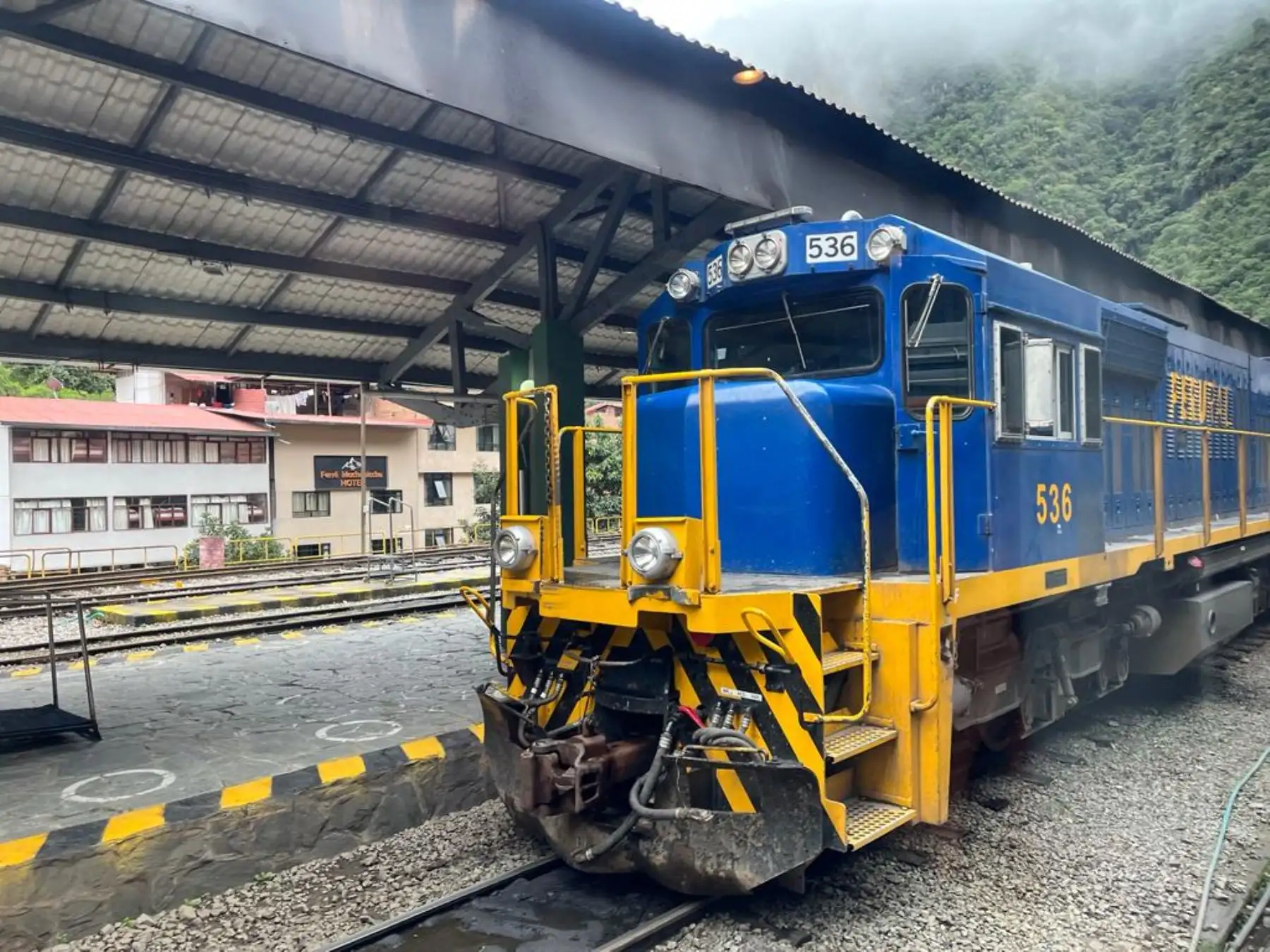 Esta mañana se restableció el tránsito en la vía férrea del tren Machu Picchu-Hidroeléctrica que se encontraba interrumpida por el derrumbe de rocas. ANDINA/Percy Hurtado Santillán