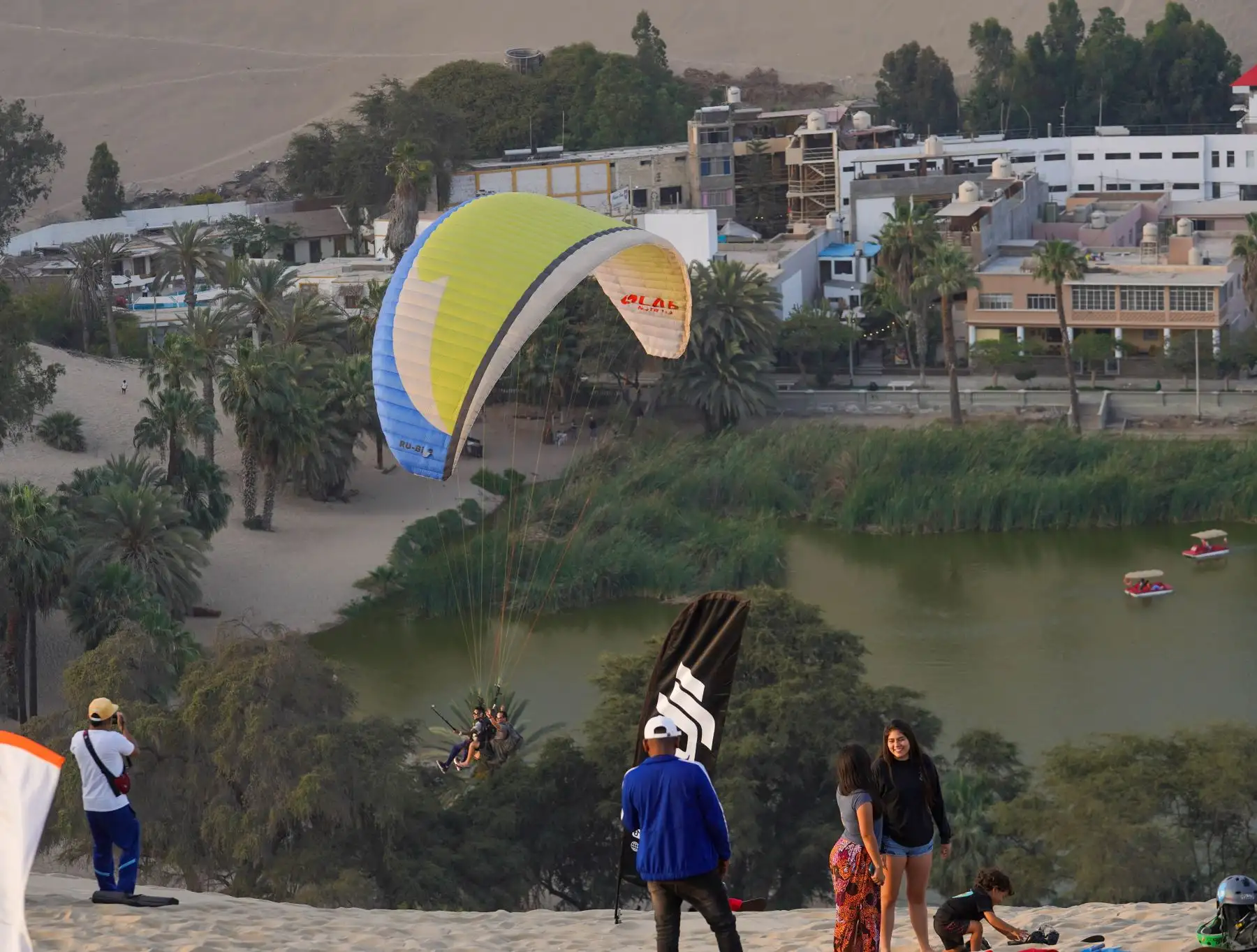 El oasis de Huacachina, en Ica, es un escenario ideal para la práctica de deportes de aventura y los más entusiastas son los turistas que visitan este atractivo turístico. Foto: Genry Bautista
