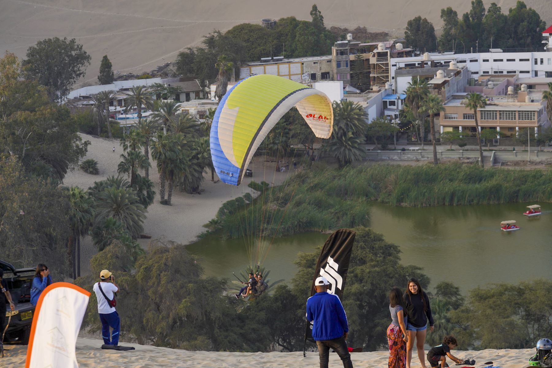 El oasis de Huacachina, ubicado en la provincia y región Ica, es un destino turístico popular, cuenta con extensas dunas que atraen a los turistas nacionales y extranjeros para la práctica de deportes de aventura como el sandboarding y el parapente. 

Foto:ANDINA/Genry Bautista