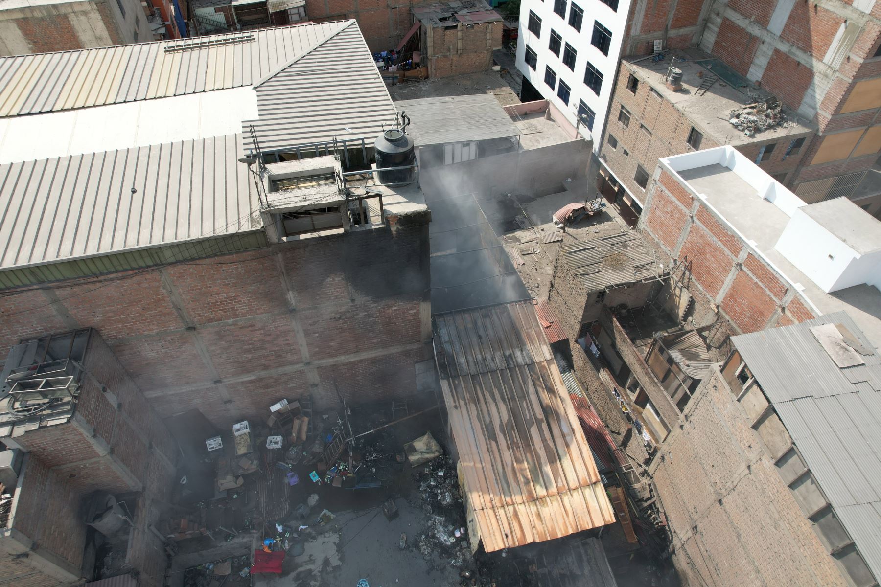 Incendio ocurrido en local ubicado en el cruce de los jirones Huanta con Puno en el Cercado de Lima fue controlado por el cuerpo de bomberos voluntarios. No se reportaron heridos ni fallecidos. Foto: ANDINA/Daniel Bracamonte