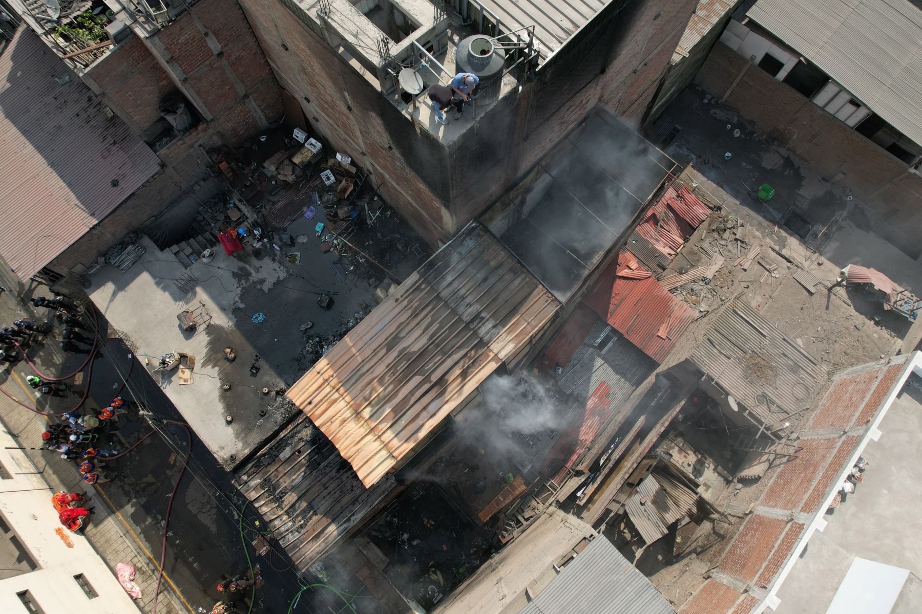 Incendio ocurrido en local ubicado en el cruce de los jirones Huanta con Puno en el Cercado de Lima fue controlado por el cuerpo de bomberos voluntarios. No se reportaron heridos ni fallecidos. Foto: ANDINA/Daniel Bracamonte