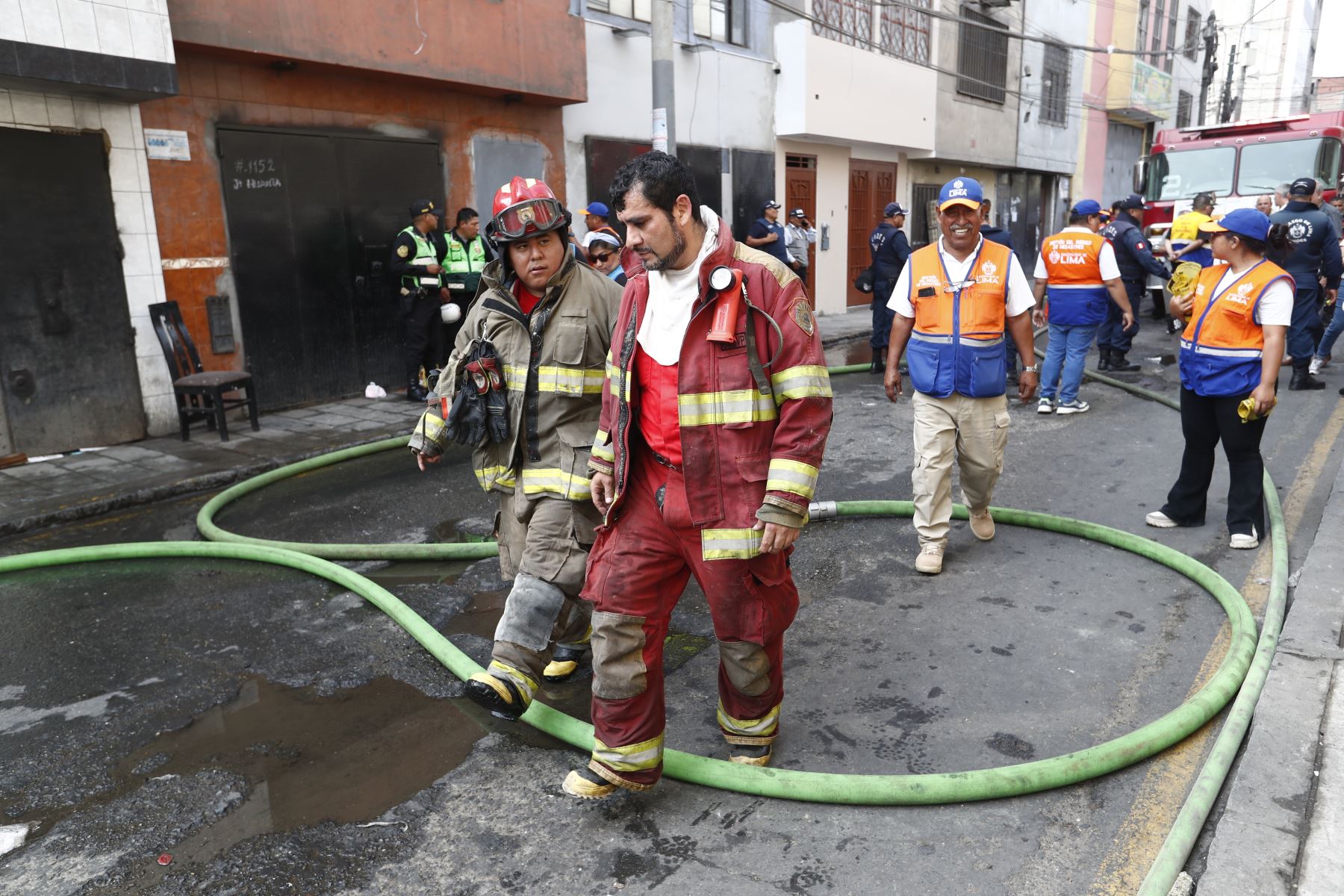 13 unidades del cuerpo de bomberos voluntarios del Perú acudieron al cruce de los jirones Huanta y Puno en el Cercado de Lima para controlar un incendio ocurrido en un inmueble. Foto: ANDINA/Daniel Bracamonte