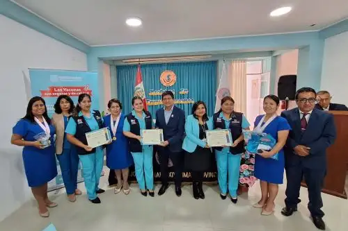 María Elena Martínez, directora de Inmunizaciones del Minsa, llegó a Huacho, donde se ubica la sede de la Dirección Regional de Salud Lima para otorgar un reconocimiento a enfermeras y enfermeros. Foto: ANDINA/Minsa