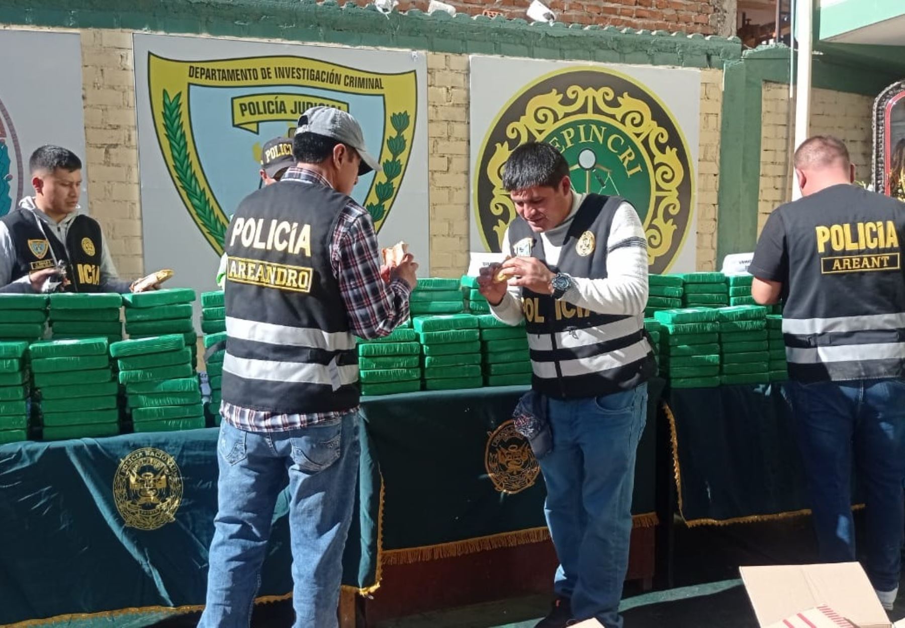 Policía desarticula banda "Los ruteros del Altiplano" que se dedicaba al tráfico de drogas en Puno e incauta 270 kg de alcaloide de cocaína.