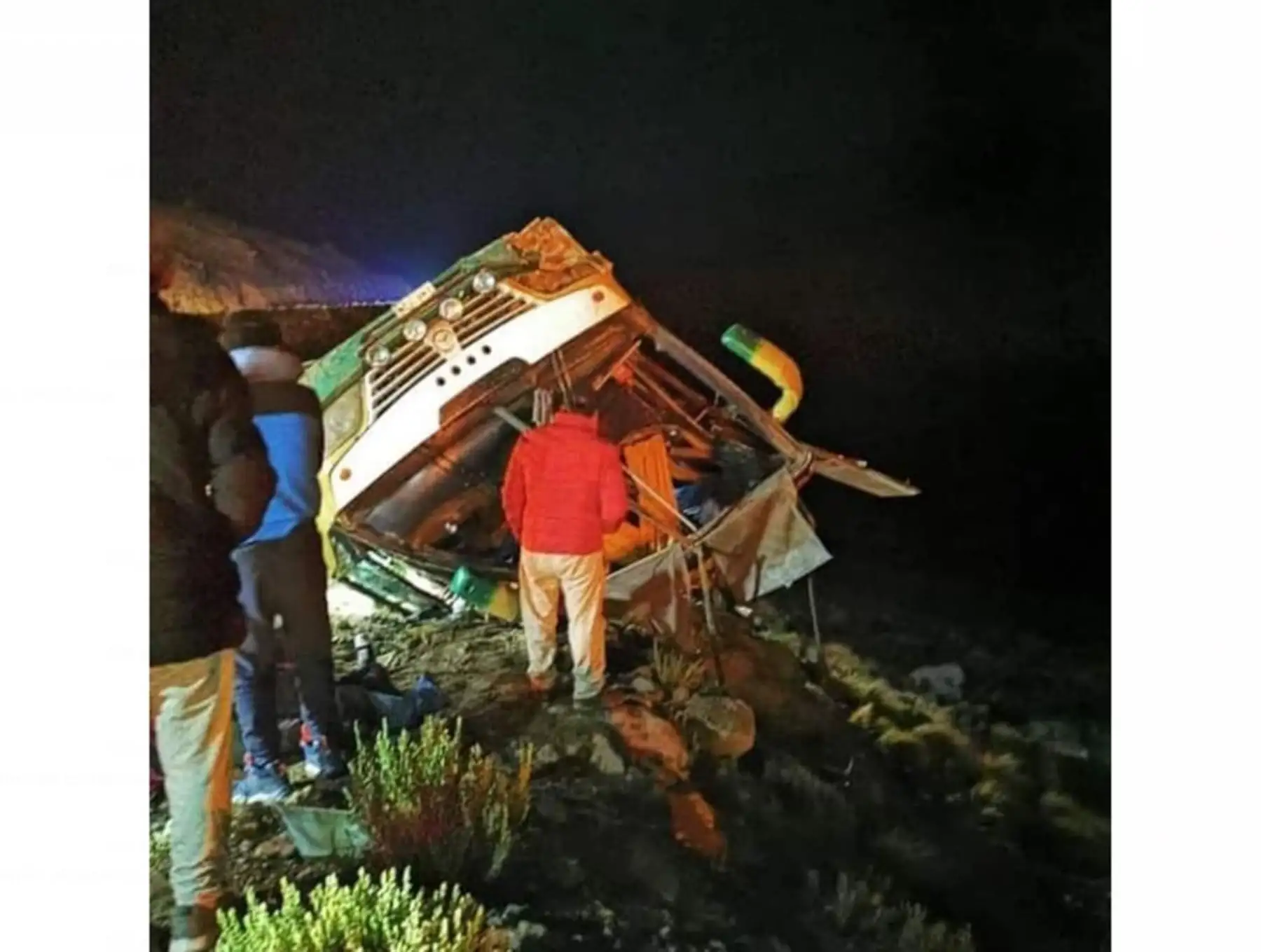 Cinco muertos y 36 heridos dejó anoche un accidente protagonizado por bus interprovincial en la carretera Arequipa-Chivay. ANDINA/Difusión
