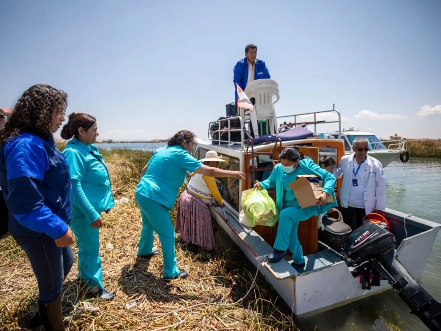 Brigadas de EsSalud llegaron a las islas de los Uros, en el lago Titicaca, en Puno, para realizar una campaña de lucha contra la anemia infantil. ANDINA/Difusión