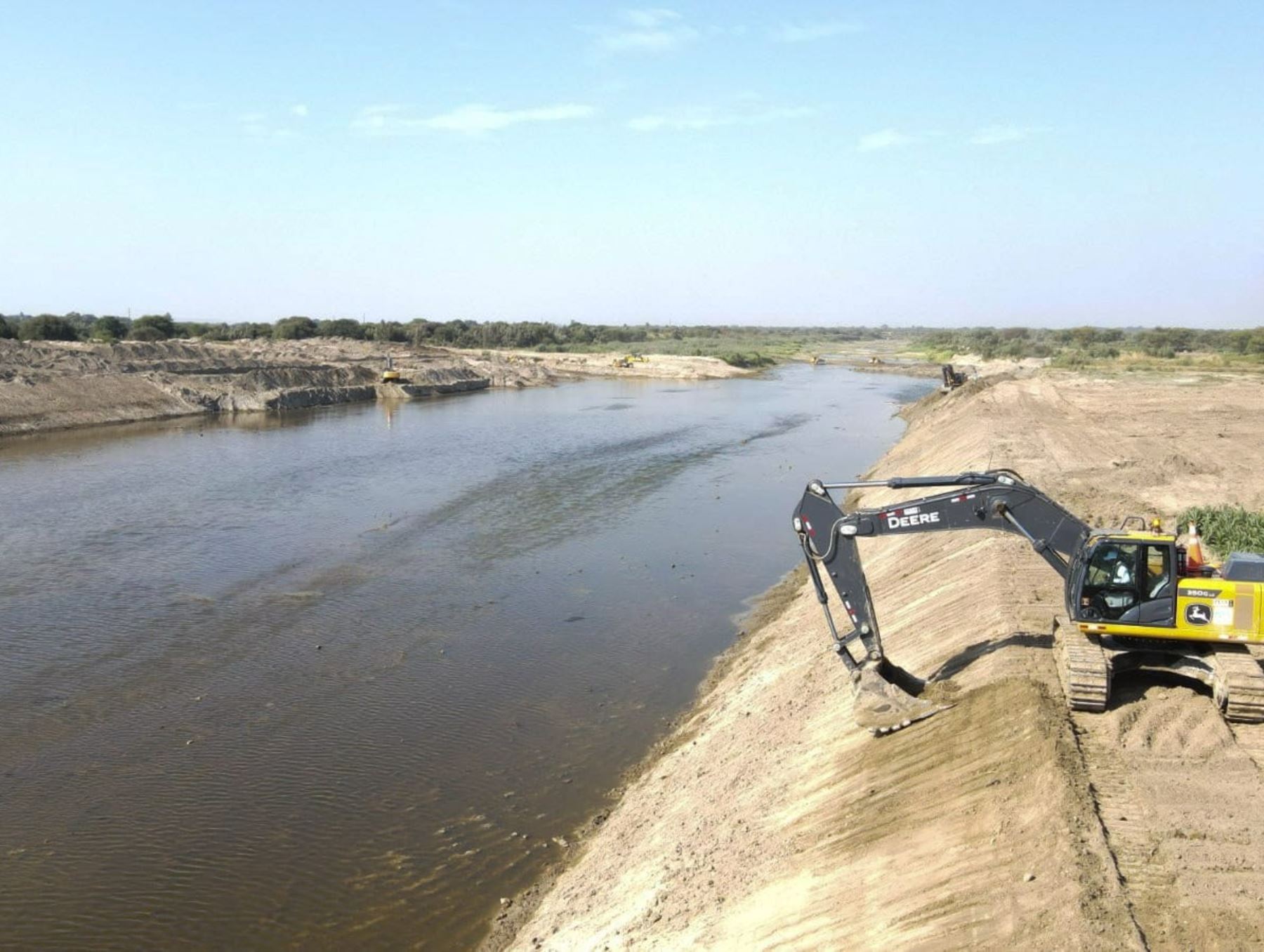 Continúan los trabajos de descolmatación y limpieza del río Piura, región Piura, como medida de previsión ante posibles lluvias intensas causadas por el Fenómeno El Niño. ANDINA/Difusión