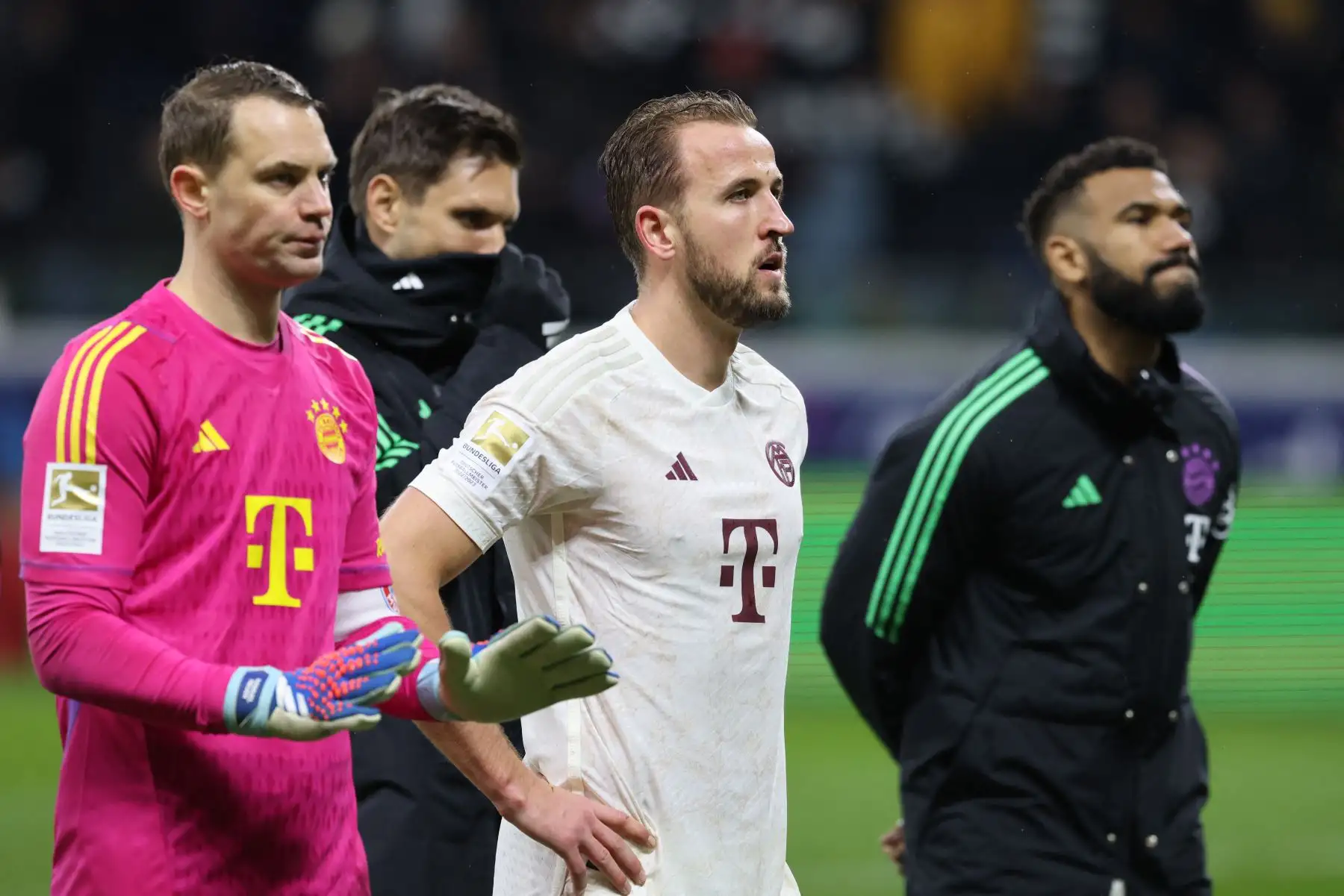 El portero alemán del Bayern Munich #01 Manuel Neuer, el delantero inglés del Bayern Munich #09 Harry Kane y el delantero camerunés del Bayern Munich #13 Eric Maxim Choupo-Moting reaccionan después del partido de fútbol de la primera división alemana de la Bundesliga entre el Eintracht Frankfurt y el FC Bayern Munich en Frankfurt, Alemania occidental el 9 de diciembre de 2023. Foto: AFP