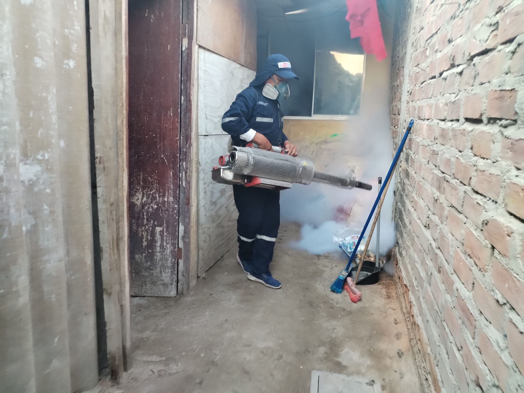 El Minsa entregó termonebulizadores, fumigadores y galones de insecticidas para fortalecer a lucha contra el dengue en Chimbote, en Áncash, para evitar un brote de esta enfermedad. ANDINA/Difusión