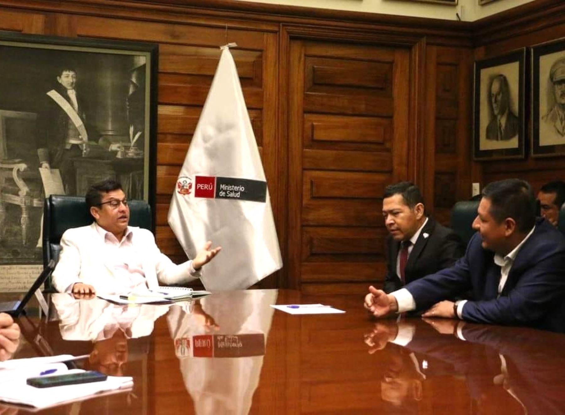 El ministro de Salud, César Vásquez, se reunió con autoridades de Loreto donde comprometió el apoyo del Minsa para culminar el expediente técnico del nuevo centro de salud de Requena.