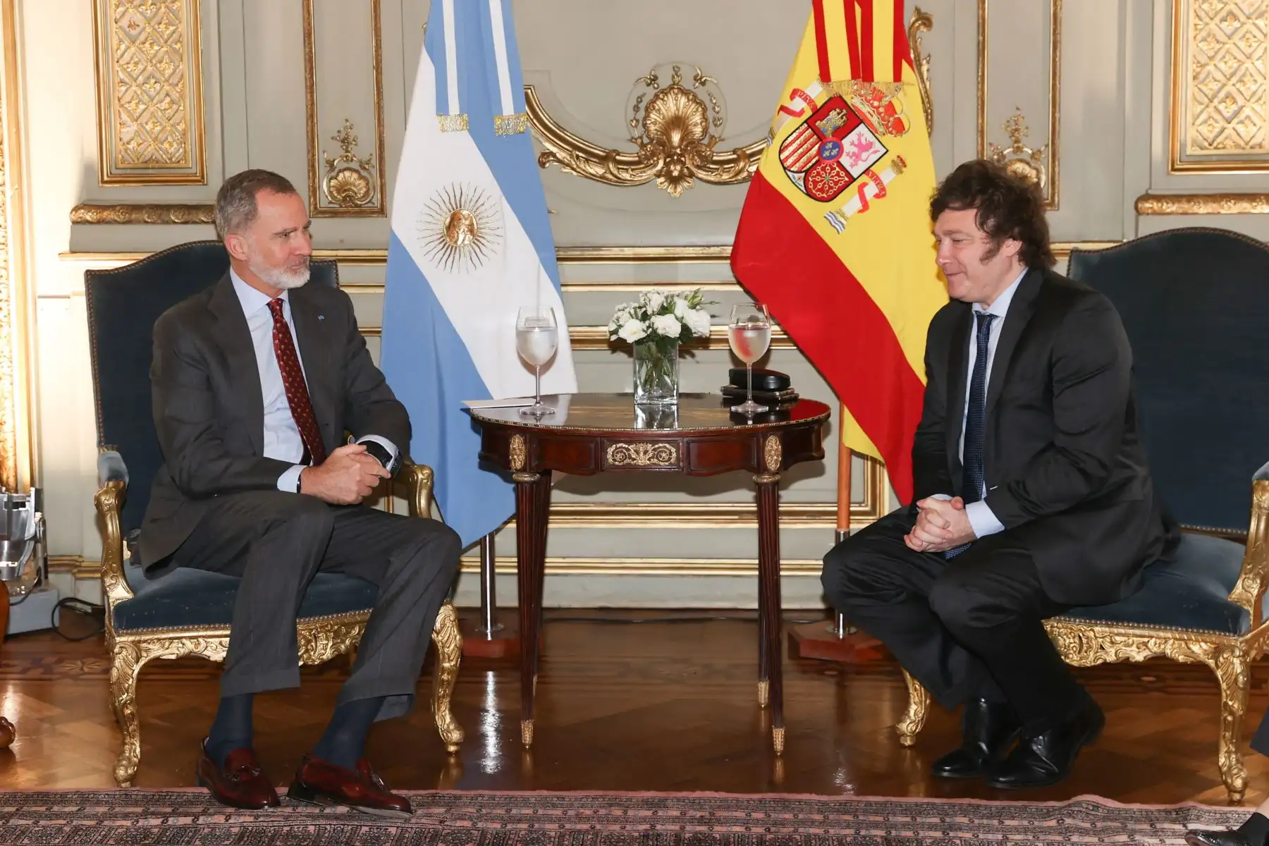 Esta fotografía tomada y publicada por la Casa Real española, Casa Real, el 9 de diciembre de 2023 muestra al rey Felipe VI (izq.) de España reunido con el presidente electo de Argentina, Javier Milei, en Buenos Aires, en vísperas de su ceremonia de juramento. Foto: AFP